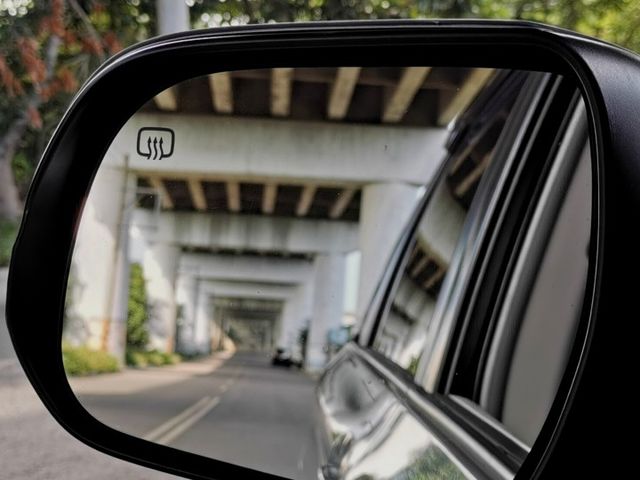 ★SUM模範店家★專業認證　★熱門商務車款★里程保證　　★定速巡航★雙電動滑門　　　★多功能數位影音★倒車影像  第8張相片