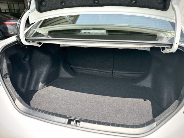 ★SUM模範店家認證車　　　　★熱門四門代步車★里程保證　★IKEY免持鑰匙★定速巡航　　　　　★數位恆溫★摸門解鎖  第15張相片