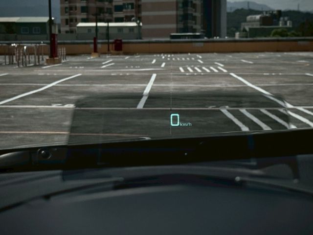 ★SUM模範店家★專業認證　★熱門五門掀背車款　　　　★里程保證★方向盤換檔撥片　　★HUD抬頭顯示★倒車影像  第3張相片