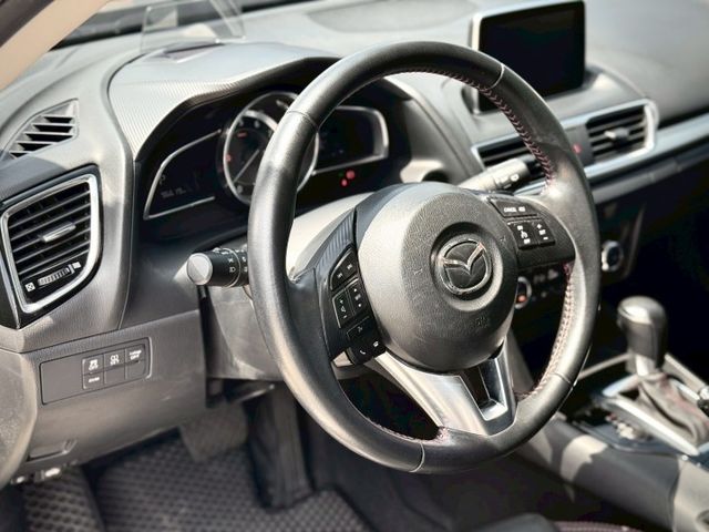 ★SUM模範店家★專業認證　★熱門五門掀背車款　　　　★里程保證★方向盤換檔撥片　　★HUD抬頭顯示★倒車影像  第12張相片