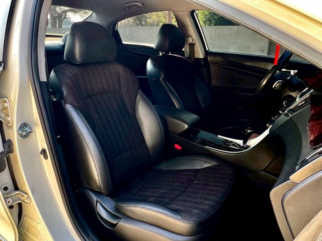 ★SUM模範店認證車　 　　　  ★熱門四門轎車款　　　　　★里程保證★電動調整座椅　　　★定速巡航★倒車影像  第10張相片