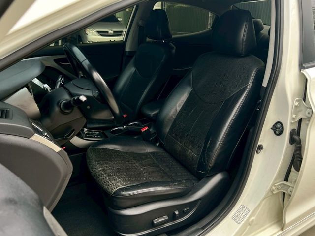 ★SUM模範店認證車　 　　　  ★熱門四門轎車款　　　　　★里程保證★定速巡航　　　　★電動調整座椅★倒車影像  第7張相片