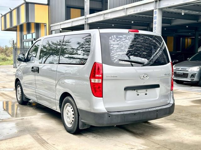 ★SUM模範店家★專業認證　★熱門休旅車款★里程保證　　★9人座★大銀幕安卓機　　　★倒車影像★載人載貨超好用  第15張相片