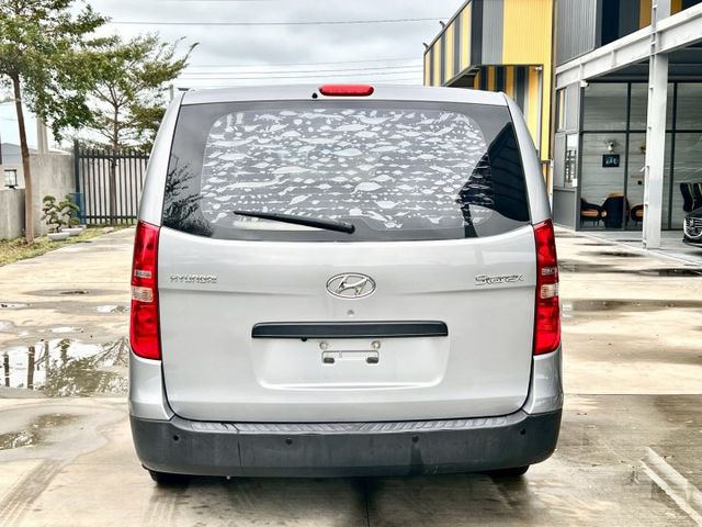 ★SUM模範店家★專業認證　★熱門休旅車款★里程保證　　★9人座★大銀幕安卓機　　　★倒車影像★載人載貨超好用  第16張相片