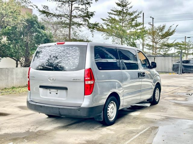 ★SUM模範店家★專業認證　★熱門休旅車款★里程保證　　★9人座★大銀幕安卓機　　　★倒車影像★載人載貨超好用  第17張相片