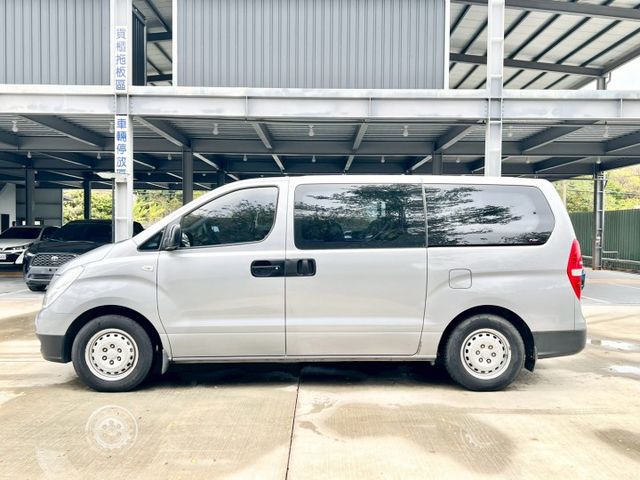 ★SUM模範店家★專業認證　★熱門休旅車款★里程保證　　★9人座★大銀幕安卓機　　　★倒車影像★載人載貨超好用  第18張相片