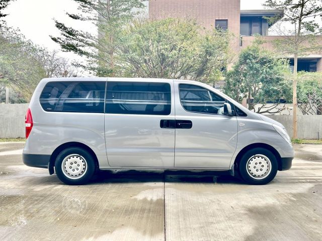 ★SUM模範店家★專業認證　★熱門休旅車款★里程保證　　★9人座★大銀幕安卓機　　　★倒車影像★載人載貨超好用  第19張相片