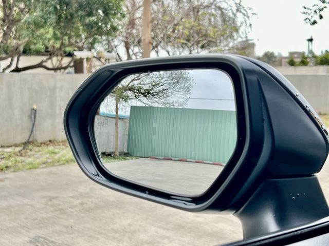 ★SUM模範店家★專業認證　★熱門五門掀背車款　　　　★里程保證★IKEY免持鑰匙　　　★電子手剎車★倒車影像  第3張相片