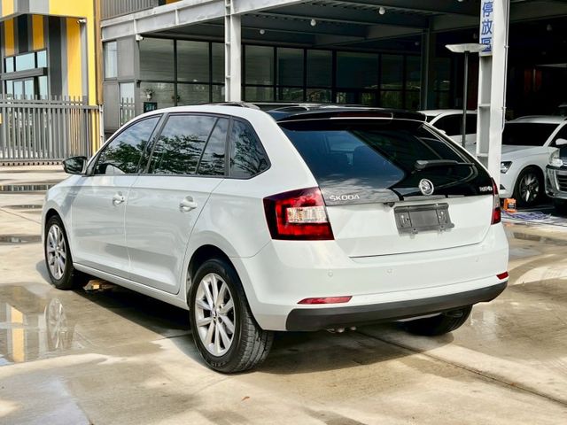 ★SUM模範店家★專業認證　★熱門旅行車款★里程保證　　★定速巡航★全景天窗　　　　　★多功能數位影音★倒車影像  第12張相片