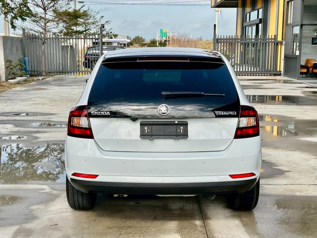 ★SUM模範店家★專業認證　★熱門旅行車款★里程保證　　★定速巡航★全景天窗　　　　　★多功能數位影音★倒車影像  第13張相片