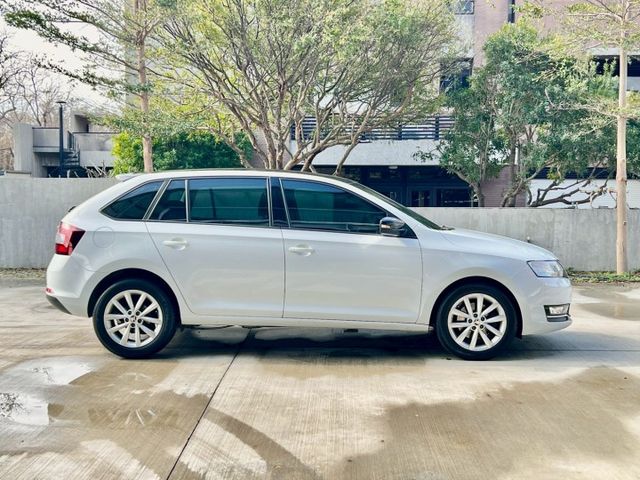 ★SUM模範店家★專業認證　★熱門旅行車款★里程保證　　★定速巡航★全景天窗　　　　　★多功能數位影音★倒車影像  第16張相片