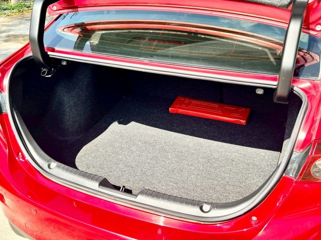 ★SUM模範店認證車　 　　　  ★熱門四門代步車　　　　　★里程保證★IKEY免持鑰匙　　　★定速巡航★倒車影像  第17張相片