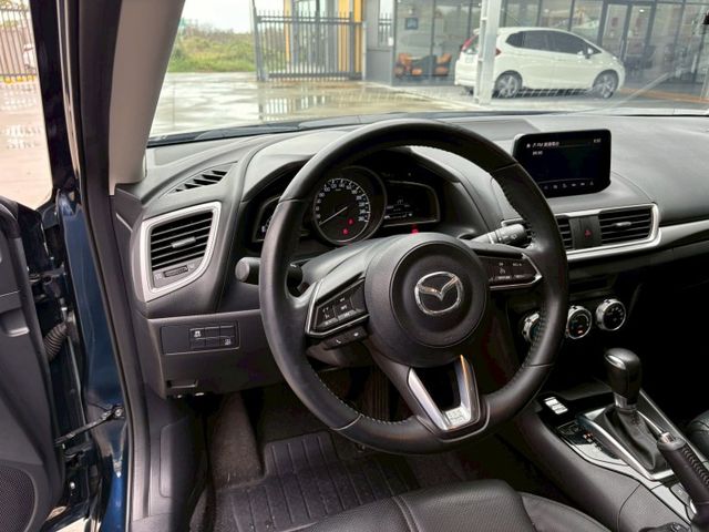 ★SUM模範店家★專業認證　★熱門五門掀背車款　　　　★里程保證★IKEY免持鑰匙　　　★定速巡航★倒車影像  第7張相片