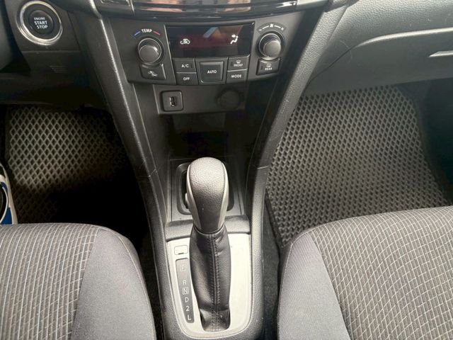 ★SUM模範店家★專業認證　★熱門五門掀背車款　　　　★里程保證★IKEY免持鑰匙　　　★定速巡航★倒車影像  第5張相片