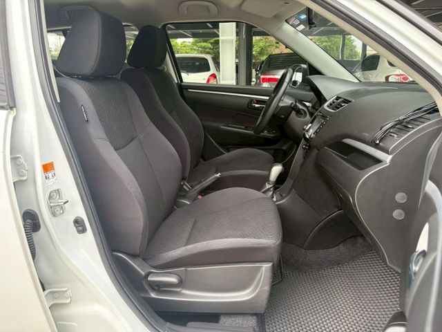 ★SUM模範店家★專業認證　★熱門五門掀背車款　　　　★里程保證★IKEY免持鑰匙　　　★定速巡航★倒車影像  第9張相片