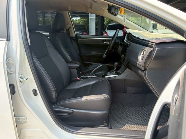 ★SUM模範店認證車　 　　　  ★熱門四門轎車款　　　　　★里程保證★IKEY免持鑰匙　　　★數位恆溫★倒車影像  第8張相片