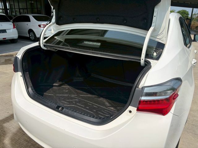 ★SUM模範店認證車　 　　　  ★熱門四門轎車款　　　　　★里程保證★IKEY免持鑰匙　　　★數位恆溫★倒車影像  第17張相片