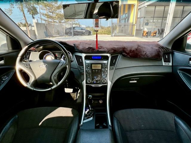 ★SUM模範店認證車　 　　　  ★熱門四門轎車款　　　　　★里程保證★電動調整座椅　　　★定速巡航★倒車影像  第6張相片