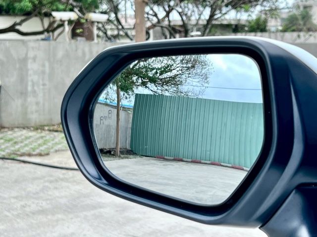 ★SUM模範店認證車　 　　　  ★熱門四門轎車款　　　　　★里程保證★ACC自動跟車　　　★車道偏移★倒車影像  第3張相片