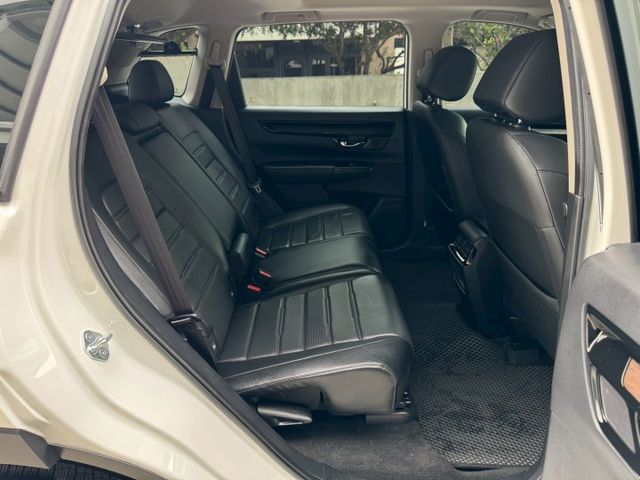 ★SUM模範店家★專業認證　★熱門休旅車款★里程保證　　★ACC自動跟車★BOSE音響　　　★電動尾門★倒車影像  第16張相片