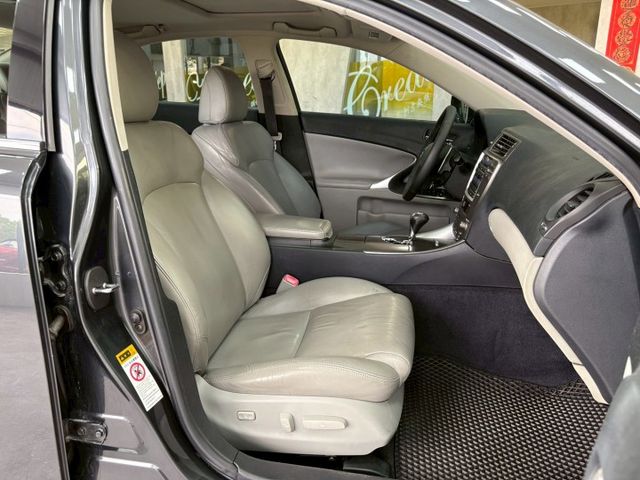 ★SUM模範店認證車　 　　　  ★熱門四門代步車　　　　　★里程保證★IKEY免持鑰匙　　　★方向盤換檔撥片★一鍵啟動  第10張相片