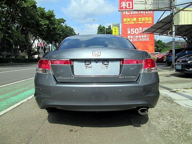 市場稀有2.4頂級 內裝氣氛不輸同期車款  第6張相片