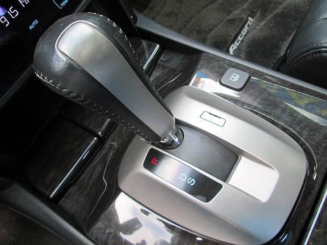 市場稀有2.4頂級 內裝氣氛不輸同期車款  第17張相片