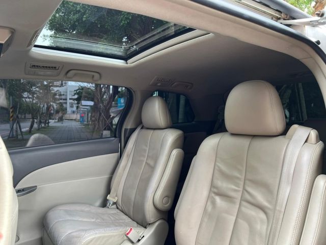Toyota  Previa  第14張相片