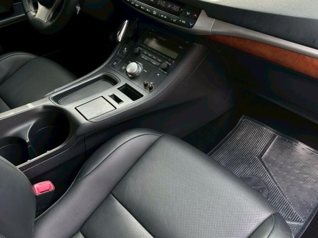 Lexus  CT200H  第10張相片
