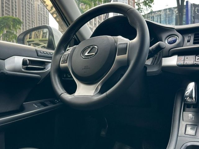 Lexus  CT200H  第18張相片
