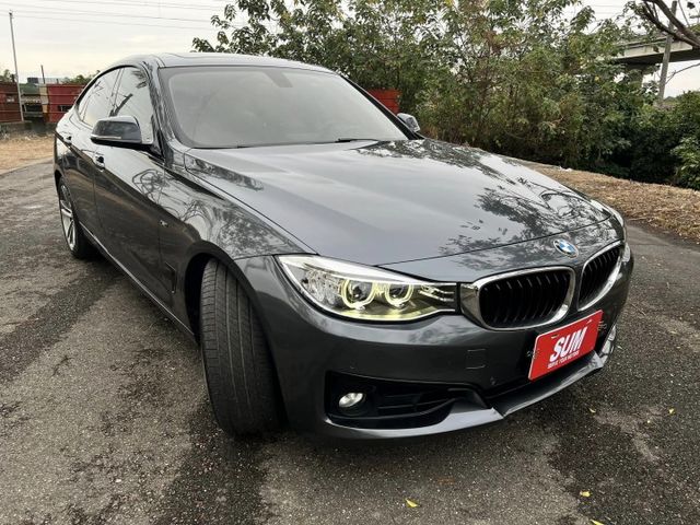 帥爸爸的跑車，可以帥又有大大的後座空間。主動式尾翼 全景天窗  第2張相片