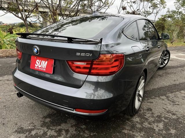 帥爸爸的跑車，可以帥又有大大的後座空間。主動式尾翼 全景天窗  第4張相片