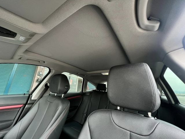 帥爸爸的跑車，可以帥又有大大的後座空間。主動式尾翼 全景天窗  第17張相片
