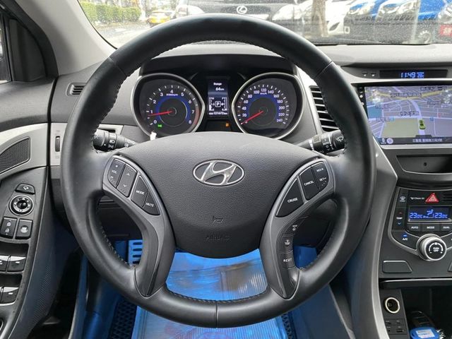 Hyundai  Elantra  第9張相片