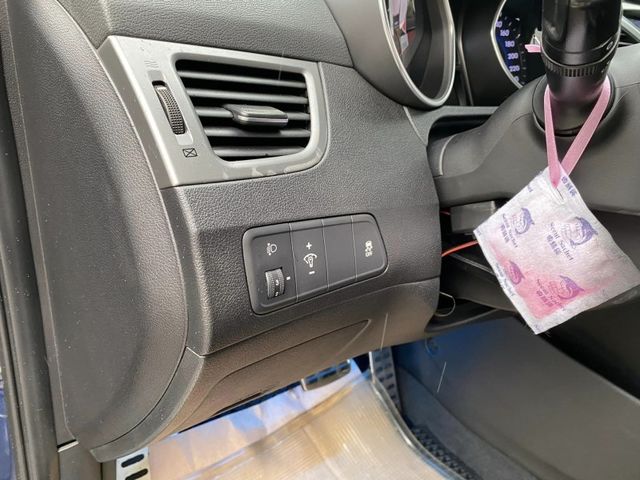 Hyundai  Elantra  第14張相片
