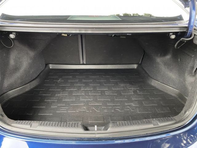 Hyundai  Elantra  第18張相片