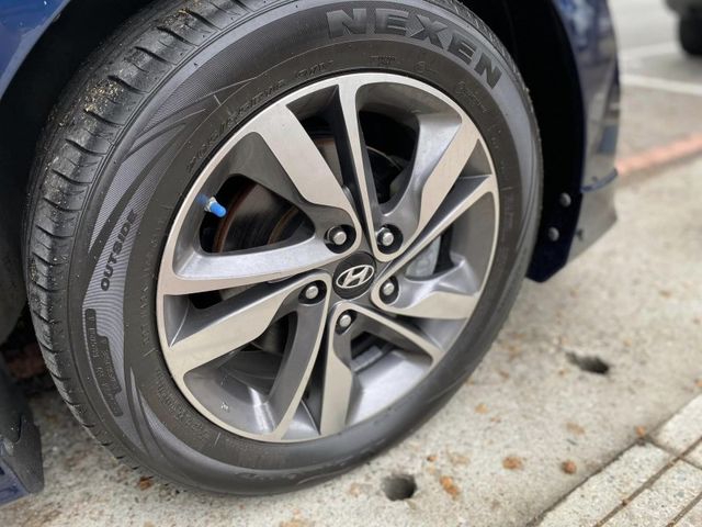 Hyundai  Elantra  第20張相片