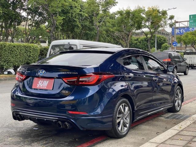 Hyundai  Elantra  第24張相片