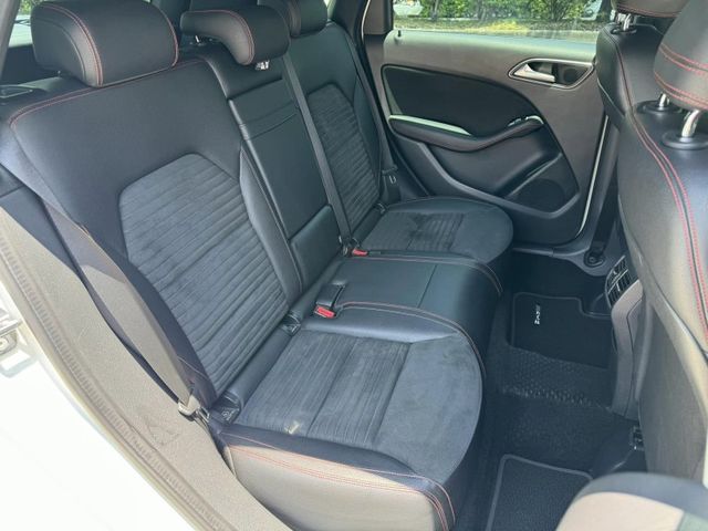 Mercedes-Benz/賓士   B-CLASS  B180  第6張相片