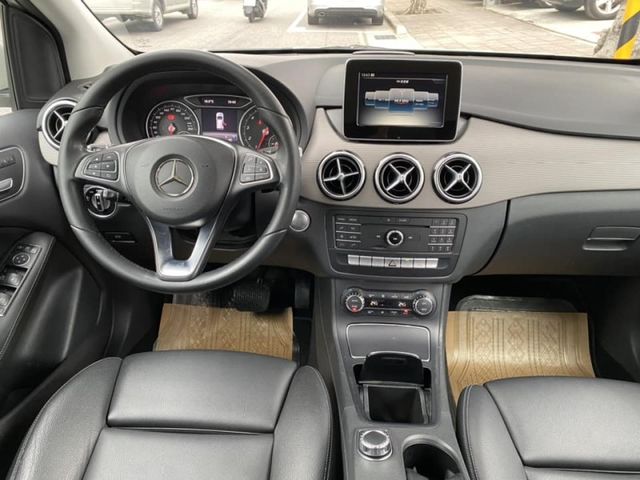 Mercedes-Benz/賓士   B-CLASS  B180  第4張相片