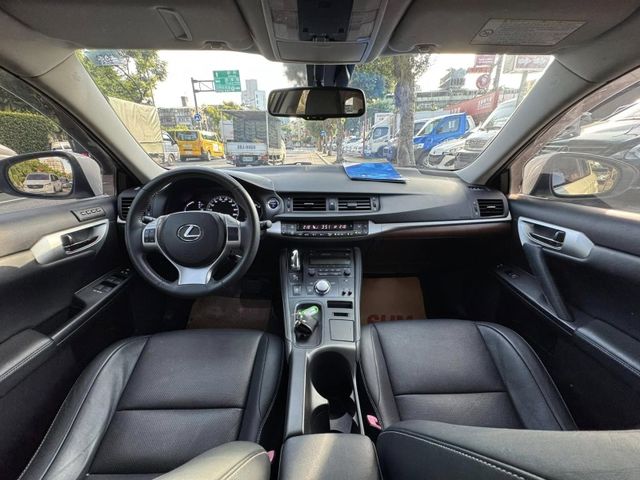 Lexus  CT200H  第4張相片