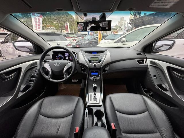Hyundai  Elantra  第3張相片