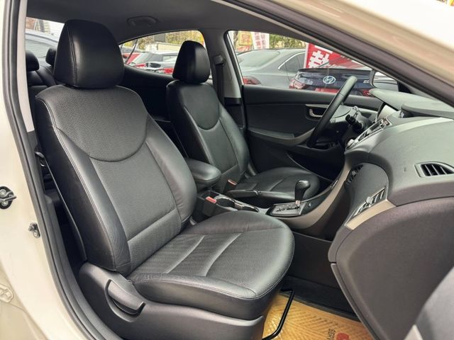Hyundai  Elantra  第5張相片