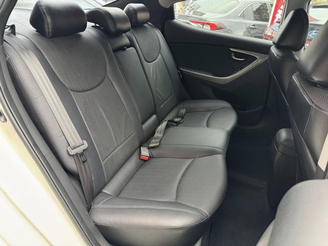 Hyundai  Elantra  第6張相片