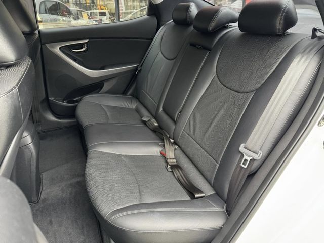 Hyundai  Elantra  第8張相片