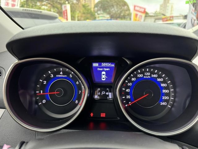 Hyundai  Elantra  第11張相片