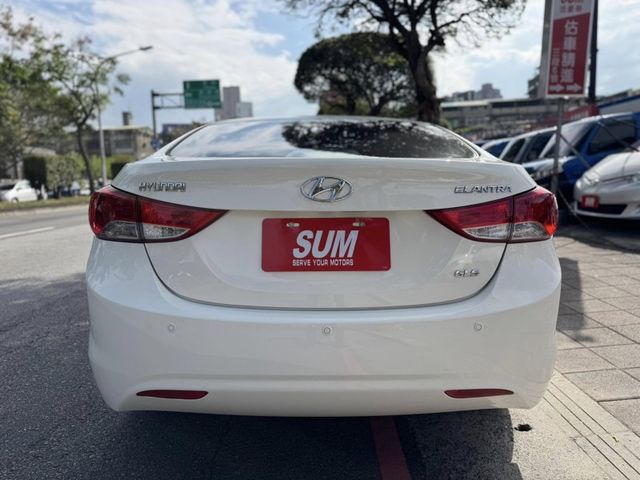 Hyundai  Elantra  第18張相片