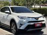 Toyota  RAV4 金鑽店~RAV4  2.0 尊爵版 里程履約保證只跑9萬多公里！  主要配備有，ACC自動跟車系統 車道偏離警示 斜坡起步輔助 循跡防滑系統 9安 遠光燈自動控制 胎壓監控 免鑰啟動車門鎖 定速 光感應頭燈 電動折疊後視鏡 倒車影像 導航 Apple CarPlay ￼分區恆溫空調 粉塵過濾器 電動座椅 LED日行燈 頭燈 尾燈 等多項配  第1張縮圖