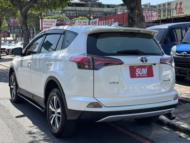 Toyota  RAV4 金鑽店~RAV4  2.0 尊爵版 里程履約保證只跑9萬多公里！  主要配備有，ACC自動跟車系統 車道偏離警示 斜坡起步輔助 循跡防滑系統 9安 遠光燈自動控制 胎壓監控 免鑰啟動車門鎖 定速 光感應頭燈 電動折疊後視鏡 倒車影像 導航 Apple CarPlay ￼分區恆溫空調 粉塵過濾器 電動座椅 LED日行燈 頭燈 尾燈 等多項配  第2張相片