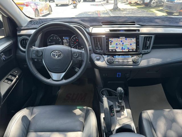 Toyota  RAV4 金鑽店~RAV4  2.0 尊爵版 里程履約保證只跑9萬多公里！  主要配備有，ACC自動跟車系統 車道偏離警示 斜坡起步輔助 循跡防滑系統 9安 遠光燈自動控制 胎壓監控 免鑰啟動車門鎖 定速 光感應頭燈 電動折疊後視鏡 倒車影像 導航 Apple CarPlay ￼分區恆溫空調 粉塵過濾器 電動座椅 LED日行燈 頭燈 尾燈 等多項配  第3張相片